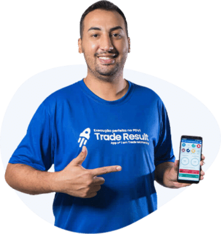 Homem de Camiseta azul segurando celular Trade Result software da Mundo WAP